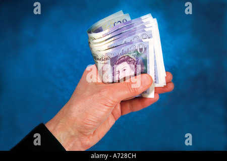 L'homme détenant des billets de 20 livres Banque D'Images
