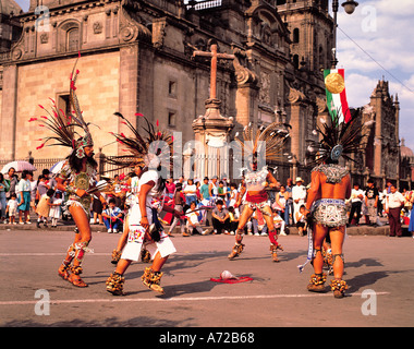 Groupe de danseurs aztèques au Zocalo Plaza principale dans la ville de Mexico Mexique Banque D'Images