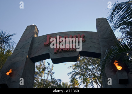 Inscrivez-vous sur entrée de Jurassic Park à la tombée de la région de Islands of Adventure Universal Orlando Resort Orlando en Floride Banque D'Images
