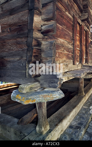 Chalets traditionnels construits sur pilotis au village de Grimentz Banque D'Images