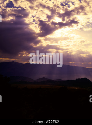 Les rayons du soleil briller vers le bas d'un nuage Owens Valley Banque D'Images