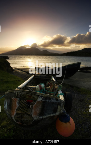 Deux Currachs irlandais traditionnel, des bateaux de pêche à l'ancien siège du comté de Mayo plus regardé par Croagh Patrick Banque D'Images