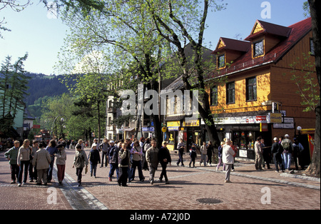 L'EUROPE, Pologne, Carpates, Zakopane, Tatra, Rue Krupowki, principal domaine dans la célèbre station de montagne polonaise Banque D'Images