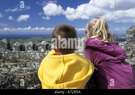 L'Europe, Portugal, Sintra. Garçon et fille donnent sur enceinte crénelée de Castelo dos Mouros, 8e siècle château. (MR) Banque D'Images