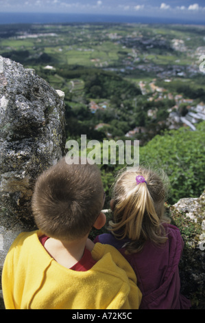 L'Europe, Portugal, Sintra. Garçon et fille donnent sur enceinte crénelée de Castelo dos Mouros, 8e siècle château (MR) Banque D'Images