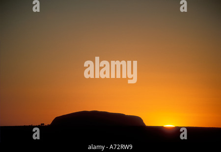 Ayers Rock Uluru à l'aube des Territoires du Nord de l'Australie Banque D'Images