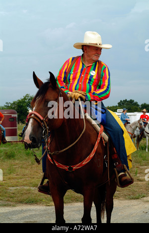 Un cowboy à cheval dans la région de Bandera Texas Banque D'Images