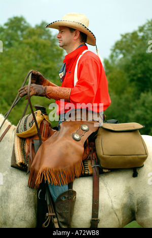 Un cowboy à cheval dans la région de Bandera Texas Banque D'Images