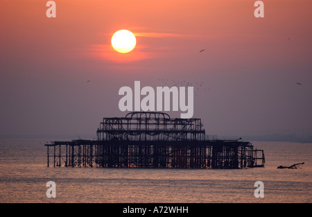 Le soleil se couche sur la jetée Ouest à Brighton, UK Banque D'Images