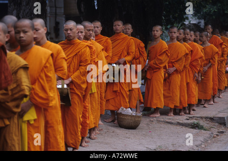 Luang Prabhang moines la collecte de denrées alimentaires au Laos Banque D'Images