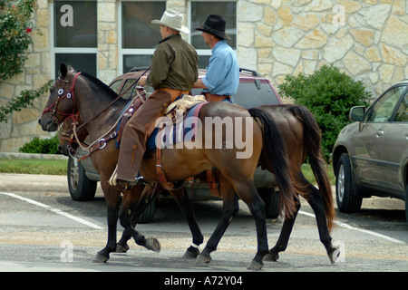 Cow boys de l'équitation dans une rue de Texas Bandera Banque D'Images