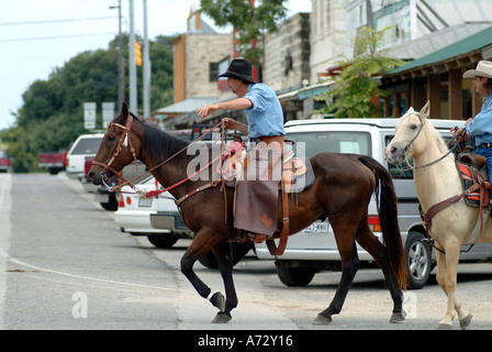 Cow boys de l'équitation dans une rue de Texas Bandera Banque D'Images
