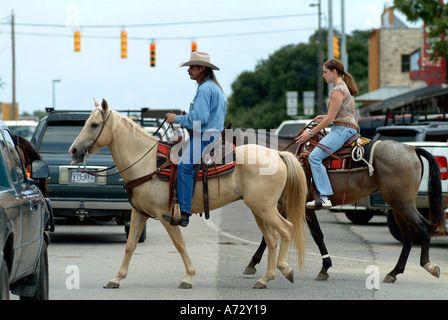 Cow boys de l'équitation dans une rue de Texas Bandera Banque D'Images