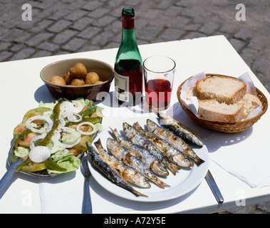 Repas typique de sardines et vin Portimao Algarve Portugal Banque D'Images