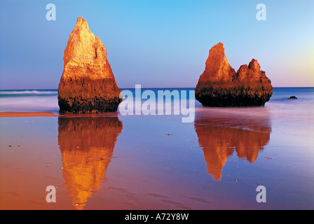 Des pierres sur la plage Praia dos Tres Irmaos par nuit, Alvor, Portimao, Algarve, Portugal Banque D'Images