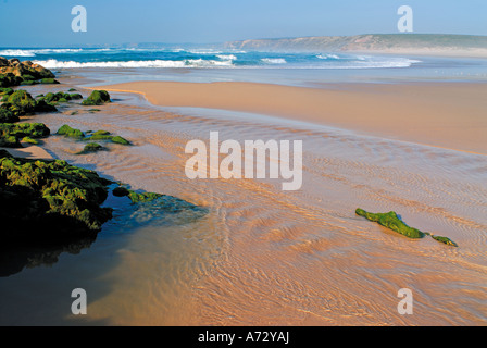 Les roches, le sable et les vagues à la plage Praia da Bordeira, Carrapateira, Costa Vicentina, Algarve, Portugal Banque D'Images