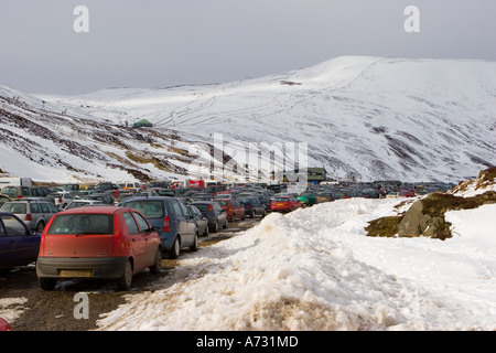 Les skieurs, les voitures, la neige sur la route du centre de ski de Glenshee écossais  Spittal of Glen Shee, Braemar, Highlands, le Parc National de Cairngorms, l'Aberdeenshire, UK Banque D'Images