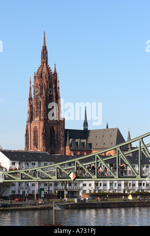 Une vue de la cathédrale de Francfort Francfort en Allemagne à la recherche de l'autre côté de la rivière vers le principal pont Steg Eisener Banque D'Images