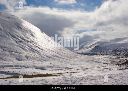 Neige écossaise d'hiver. Routes au domaine skiable de Glenshee, sommet de Cairnwell Pass sur l'A93 entre Glenshee et Braemar, Highlands, Grampian, Écosse, Royaume-Uni Banque D'Images