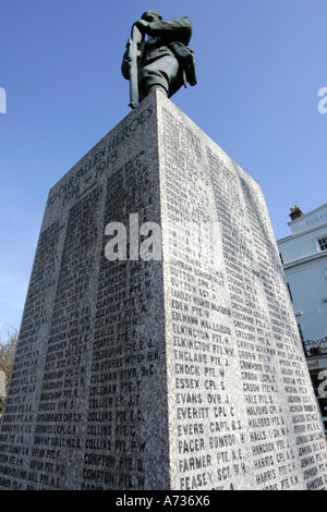 Monument commémoratif de guerre. Nom de l'armée déchue a sculpté dans un mémorial de guerre sur terrasse, Victoria Royal Leamington Spa, Warwickshire, en Angleterre. Banque D'Images