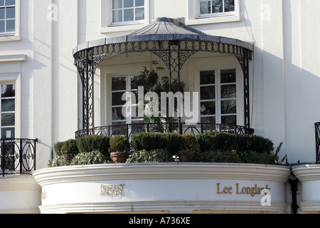 Caractéristique de l'architecture au-dessus de l'entrée de Regency Arcade à Royal Leamington Spa, Warwickshire, Angleterre Banque D'Images