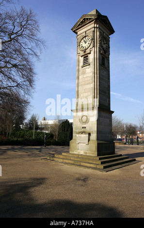 Tour de l'horloge en Jephson Gardens, Royal Leamington Spa, Warwickshire, à la mémoire de William Davis Banque D'Images