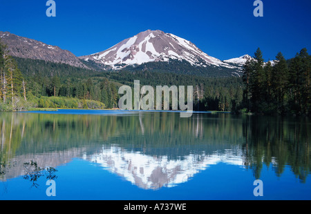 Lassen Peak reflet dans Manzanita lake, États-Unis, Californie Banque D'Images