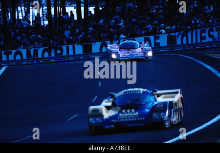 Porsche en compétition dans le 1989 24 heures du Mans la course du moteur sur la photo du samedi au crépuscule Banque D'Images