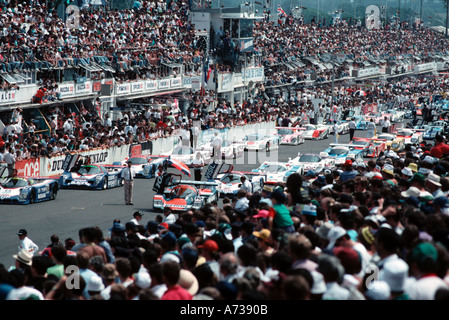 La foule au début de la Le Mans 24 heures de course Banque D'Images