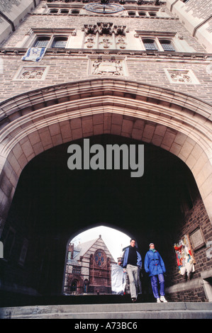 PRINCETON NJ USA, Princeton University Campus américain, Ivy League Education étudiants marchant à l'école à l'extérieur, regardant vers le haut, écoles du monde entier Banque D'Images