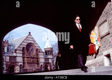 PRINCETON NJ USA Princeton University Campus américain 'Ivy League School' étudiant marchant à l'école, éducation commerciale, années 1980 Banque D'Images