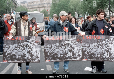 Paris France, des hommes français des manifestants tenant des photos de l'Holocauste en démonstration contre l'extrême droite 'Front national' pour la xénophobie, Banque D'Images