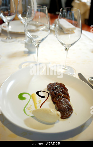 Paris France, cuisine française dessert aux aubergines au restaurant « la Chamarre » cuisine contemporaine assiette cuisine française à l'intérieur table Banque D'Images