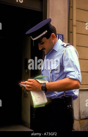 1, l'un, Français, Français, Français, policier, policier écrit ticket de parking, parking violation, Lyon, Rhône-Alpes, France, Europe Banque D'Images