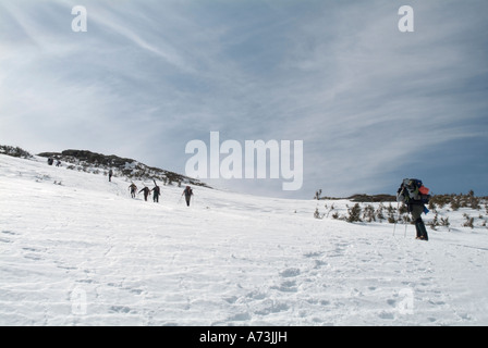 Les randonneurs et les skieurs de printemps dans la zone alpine sur le ravin Ammonoosuc Trail en France Banque D'Images