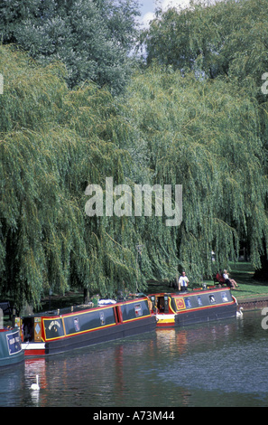 L'Europe, Angleterre, Cambridgeshire, Ely. Barge sur la rivière Ouse Banque D'Images