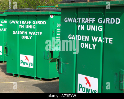 La signalisation bilingue anglais gallois au jardin communautaire Centre de recyclage des déchets dans la ville de Abergavenny Powys Pays de Galles UK Banque D'Images