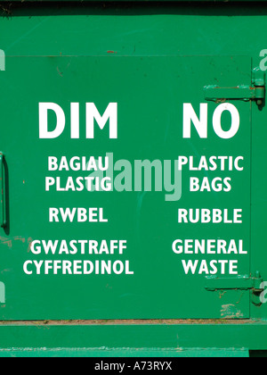 La signalisation bilingue anglais gallois au jardin communautaire Centre de recyclage des déchets dans la ville de Abergavenny Powys Pays de Galles UK Banque D'Images