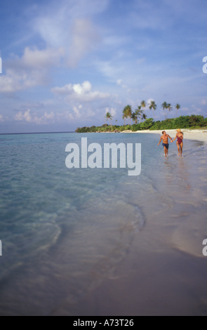 Maldives tropicales, couple sur belle île avec objectif fisheye. (MR) Banque D'Images