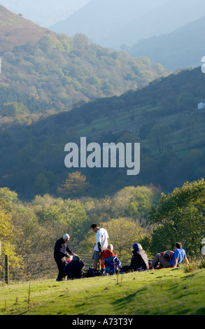 Les marcheurs se reposant à col Évangile, Vale of Ewyas dans la Montagne Noire près de Hay on Wye Powys Pays de Galles UK Banque D'Images