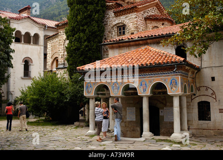 Les touristes en face de l'entrée Bachkovo Monastery, Bulgarie, Europe Banque D'Images