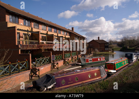 Pennyland Marina Milton Keynes avec propres amarres sur le Grand Union canal nuages Banque D'Images