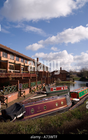 Pennyland Marina Milton Keynes avec propres amarres sur le Grand Union canal ciel bleu Banque D'Images