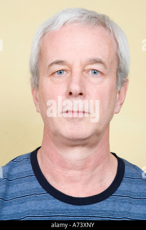 Portrait d'homme aux cheveux gris Banque D'Images