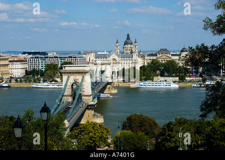 Pont des chaînes, les bâtiments et basilique Saint Stephen vu du Palais Royal de Buda Banque D'Images