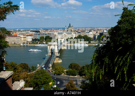 Pont des chaînes, les bâtiments et basilique Saint Stephen vu du Palais Royal de Buda Banque D'Images