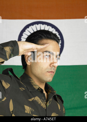 VDA 201745 soldat de l'armée indienne saluer drapeau de l'Inde en arrière-plan MR 702A Banque D'Images