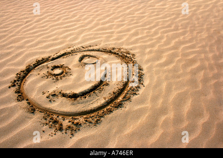 Smiley dessiné dans le sable doré, comté de Donegal, en République d'Irlande Banque D'Images