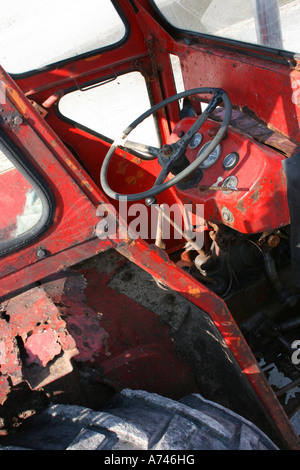 Battu vieux tracteur Massey Ferguson à Meenlaragh, comté de Donegal, en République d'Irlande Banque D'Images