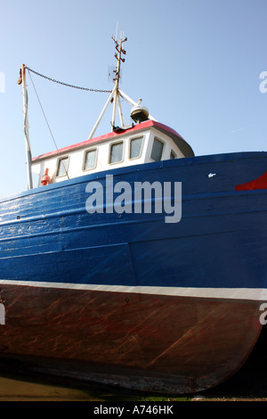 Bateau de pêche échoué à Burtonport Harbour, comté de Donegal, en République d'Irlande Banque D'Images